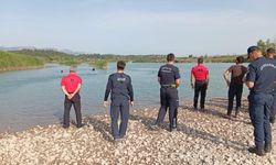 Aksu Çayı’nda akıntıya kapılan genç aranıyor