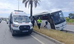Alanya-Antalya yolunda korkutan kaza: Otobüs refüjde askıda kaldı