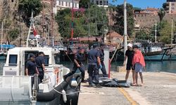 Antalya’da şişme bot alarmı: 2 genç öl*mden döndü