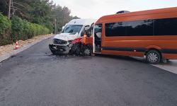 Antalya’da tur minibüsleri çarpıştı: 13 turist yaralandı
