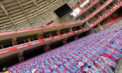 Antalya Stadyumu bordo maviye büründü