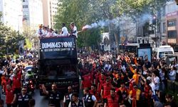 Galatasaraylı futbolcular şehir turu atarken tehlike atlattı