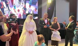 Görev aşkı nikah masasına taşındı: Damada takı değil, trafik düzeni takıldı