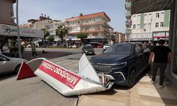 Manavgat’ta kaza kamerada: Otomobil yön tabelasını devirdi
