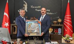 Konyaaltı tanıtımı Ankara’da! Başkan Kotan’dan Özel’e tablo hediyesi
