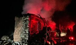Kumluca’da zorlu mücadele: Yaşlı kadın alevlerin arasından kurtarıldı