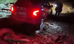 Manavgat’ta kapalı yolda bariyerler kaldırıldı, araçlar çukura düştü