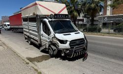Serik’te lastiği patlayan kamyonet park halindeki araca çarptı