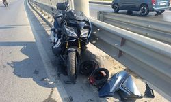 Yan yoldan dönmeye çalışan otomobile çarpan motosiklet bariyere savruldu
