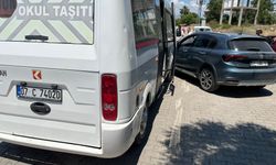 Anaokulu öğrencilerini taşıyan servis kaza yaptı