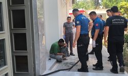 Annesine sinirlendi, kendisini eve kapatıp yangın çıkardı!