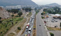 Antalya-Kemer yolunda kaza yaşandı, trafik felç oldu