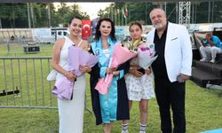 Kızı kanseri yendi, annesi aynı gün üniversiteden mezun oldu!