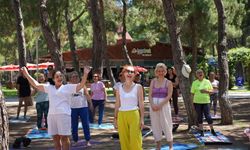Dünya Yoga Günü'nde Konyaaltı'nda kahkaha ve yoga bir arada