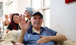 Kepez’de Babalar Günü’nde anlamlı buluşma: Huzurevini ziyaret ettiler