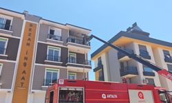 Antalya Kepez'de 3 katlı aparman da yangın
