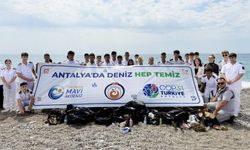 Konyaaltı Sahili'nde çevre seferberliği: Öğrenciler sahaya indi