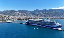 Lüks kruvaziyer Alanya’da demir attı: Binlerce turist karaya çıktı
