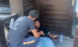 Manavgat’ta feci kaza: Palmiyeye çarpan araç hurdaya döndü, 4 yaralı