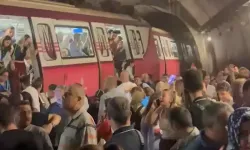 Metro raydan çıktı! Yolcular raylardan yürütüldü