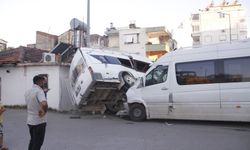 Serik’te işçi servisleri çarpıştı, Suriye uyruklu sürücü kaçtı: 5 yaralı