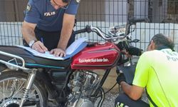 Polisi görünce panik oldu, motosikleti bırakıp kaçtı!