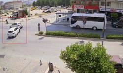 Yayalara yol veren araca otomobil çarptı!