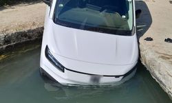 Antalya’daki bu kanal adeta araç yutuyor! Muhtar nedenini açıkladı