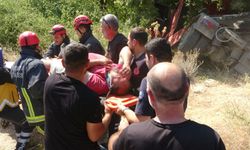 Antalya'da kum yüklü çekici dereye devrildi! Sürücüyü ağaç kurtardı
