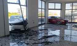 Çarpışan otomobiller hızını alamayıp iki ayrı kapıdan iş yerine girdi