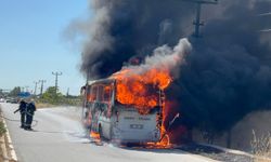 Manavgat’ta yolcu midibüsü alev alev yandı! Sürücü yolcuları son anda tahliye etti