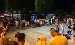 Turistler ayakta alkışladı! Kemer sokaklarında yetenekler konuştu