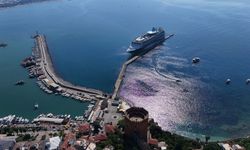 Alanya’ya gelen dev gemi dikkat çekti! Bin 807 turist ilçeye giriş yaptı