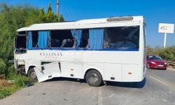 Serik’te tur otobüsü ile servis minibüsü çarpıştı: 1 ağır yaralı