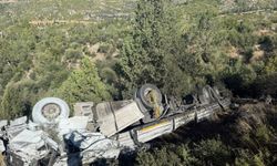 Antalya yolunda kömür yüklü tır şarampole yuvarlandı! 2 Yaralı