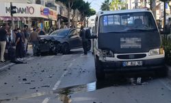 Antalya’da kırmızı ışık ihlali kazaya yol açtı: Otomobil tanınmaz hale geldi