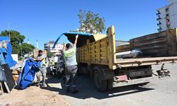 Vatandaşlar şikayet etti, Kepez’de 30 kamyon atık toplandı