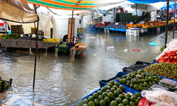 Alanya’da pazarı su bastı, esnaf belediyeye ulaşamadı! “Hiç kimse gelmedi”