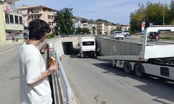 Otobüs alt geçitte sıkıştı, olanları simit ve ayranla izledi