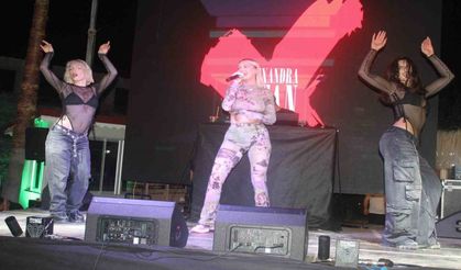 Dünyaca ünlü şarkıcı Alexandra Stan Antalya’da sahne aldı
