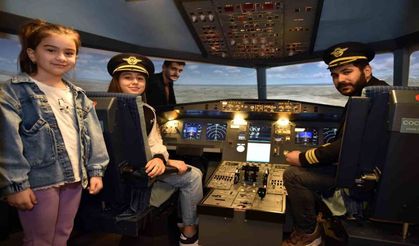 Kepez’de çocuklar simülasyonla yolcu uçağı kullandı
