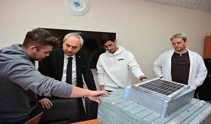 Antalya’da lise öğrencileri geri dönüşüm malzemelerinden deniz temizleme robotu yaptı
