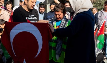 Markantalya önünde Antalya Kudüs platforumu adına Filistin'e özgürlük sloganlarıyla toplandılar