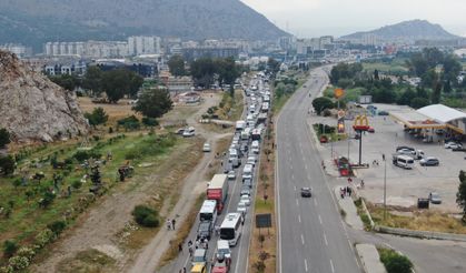 Antalya-Kemer yolunda kaza yaşandı, trafik felç oldu