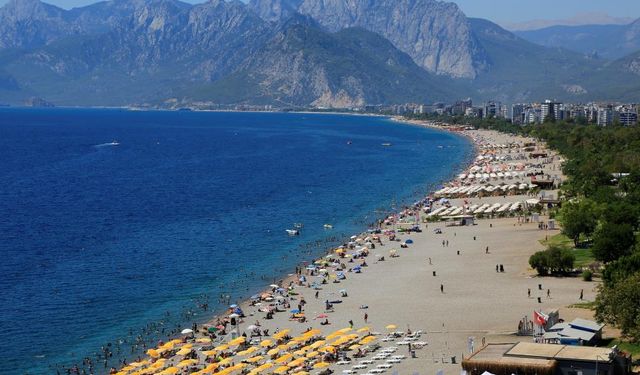Antalya'da turiste yağmur engeli