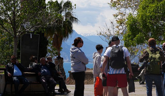 TURİSTLER KALEİÇİ’NE AKIN ETTİ