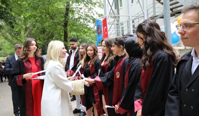 Akdeniz Üniversitesi öğrencileri diplomalarını aldılar