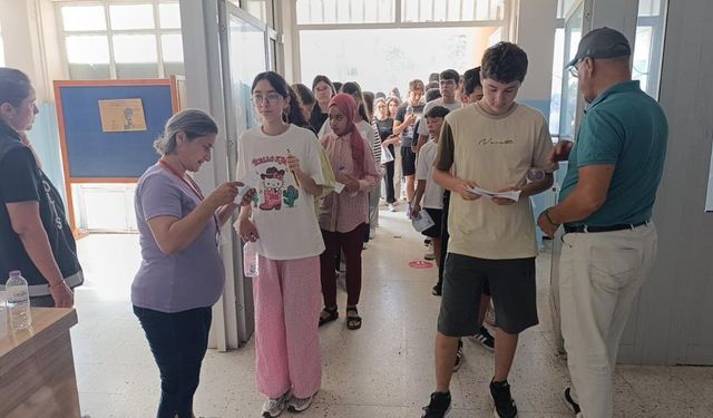 Antalya’da LGS heyecanı: Öğrenciler içeride veliler dışarıda ter döktü