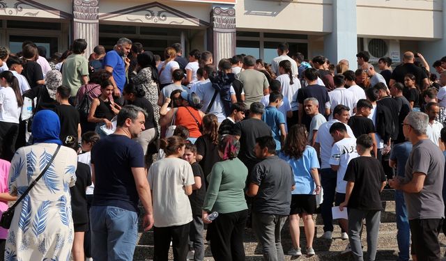 Antalya’da LGS heyecanı: Aileler sınava giren öğrencilere dualarla destek oldu