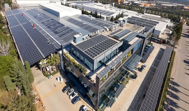 Bu fabrikaların çatıları elektrik üretiyor